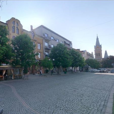 Площадь Кирилла и Мефодия 27 Мукачево Экстерьер фото